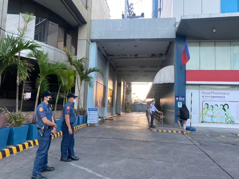 Police guard the entrance to a university in Brgy. Banilad, Cebu City on February 6, 2022 where the regionalized Bar Exams are being held. | Photo from Con. Joel Garganera