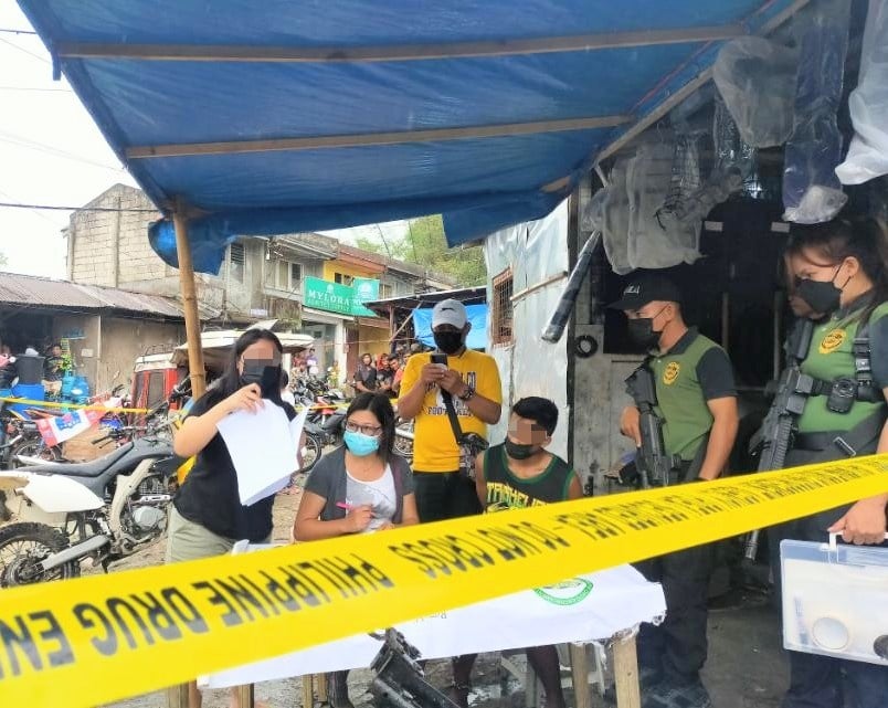 PDEA-7 arrests mechanic during a buy-bust operation in Barangay Mantalongon, Dalaguete town on Saturday, February 19, 2022. | photo courtesy of PDEA-7