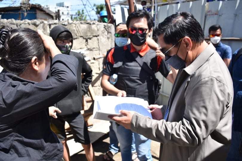 Lapu-Lapu City Mayor Junard "Ahong" Chan intervenes to stop a scheduled demolition at a private lot in Sitio Cacia, Barangay Bankal, Lapu-Lapu City today, February 21. | Photo courtesy of Lapu-Lapu City PIO