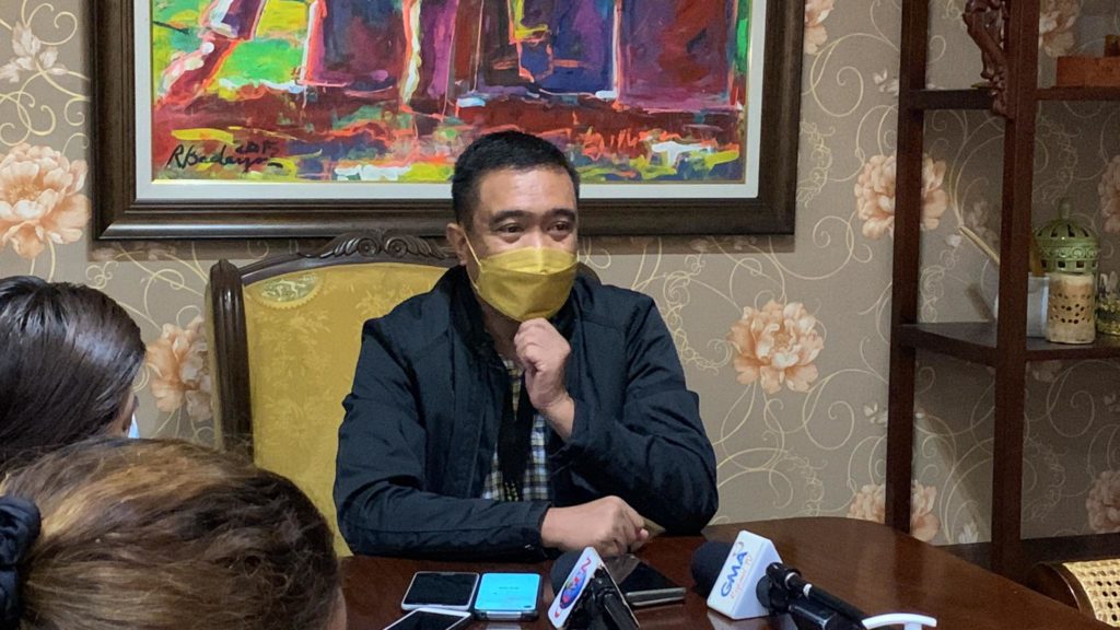 Dr. Jeffrey Ibones, Cebu City Health Department chief, says that they may have to suspect the vaccination of 5 to 11 year-old children because of problems on the supply of vaccines to the city. | Vhenna Marie Mantilla