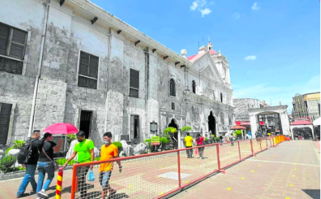 DILG plans to hold talks with Cebu province so that the province and national government's travel protocols will be aligned with each other. Photo shows visitors at the Basilica Minore del Sto. Niño.