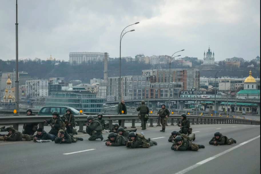 KYIV IN DEFENSIVE STANCE. Servicemen of the Ukrainian National Guard take positions in central Kyiv, Ukraine February 25, 2022. (REUTERS)