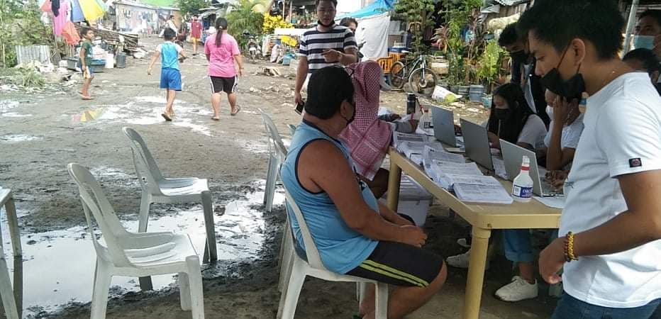 A resident of Barangay Mantuyong avail of Mandaue City's sitio-based vax drive.