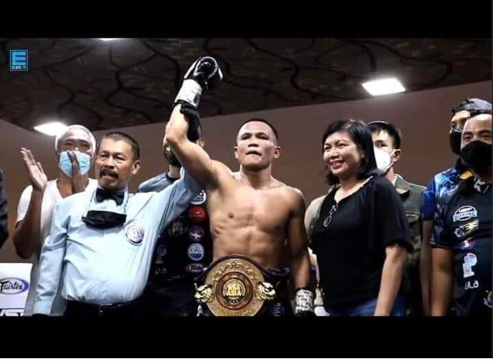 Charly Suarez raises his hand after his TKO victory against Tomjune Mangubat in their WBA Asia super featherweight bout. | Screen grab from the live streaming.