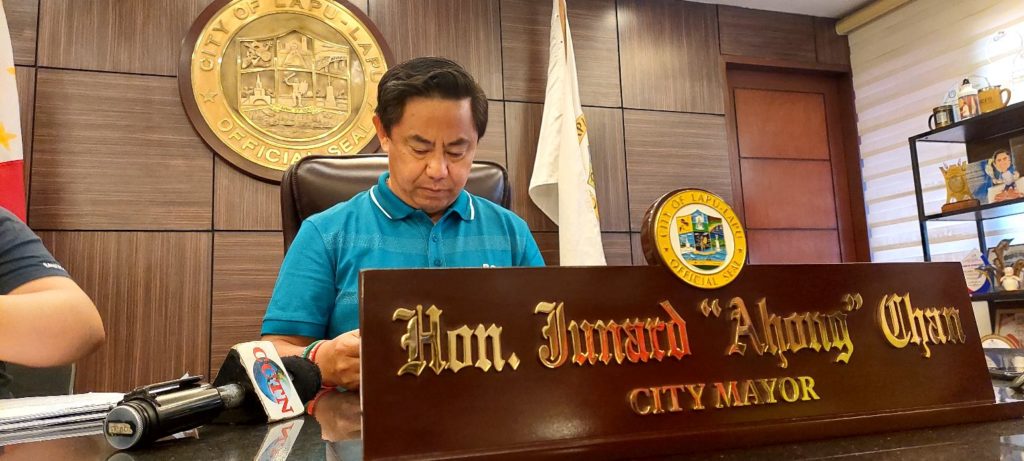 TRICYCLE DRIVERS ASSURED. Lapu-Lapu City Mayor Junard "Ahong" Chan assures tricycle drivers affected by fuel price increase that aid will come but only after proposed 2022 budget will be approved by City Council. | Futch Anthony Inso
