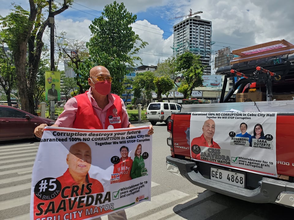 Crisologo Saavedra Jr., an anti-corruption advocate who is running for mayor of Cebu City, says he is into "personal campaigning" to win voters' hearts. | Jewil Anne Tabiolo