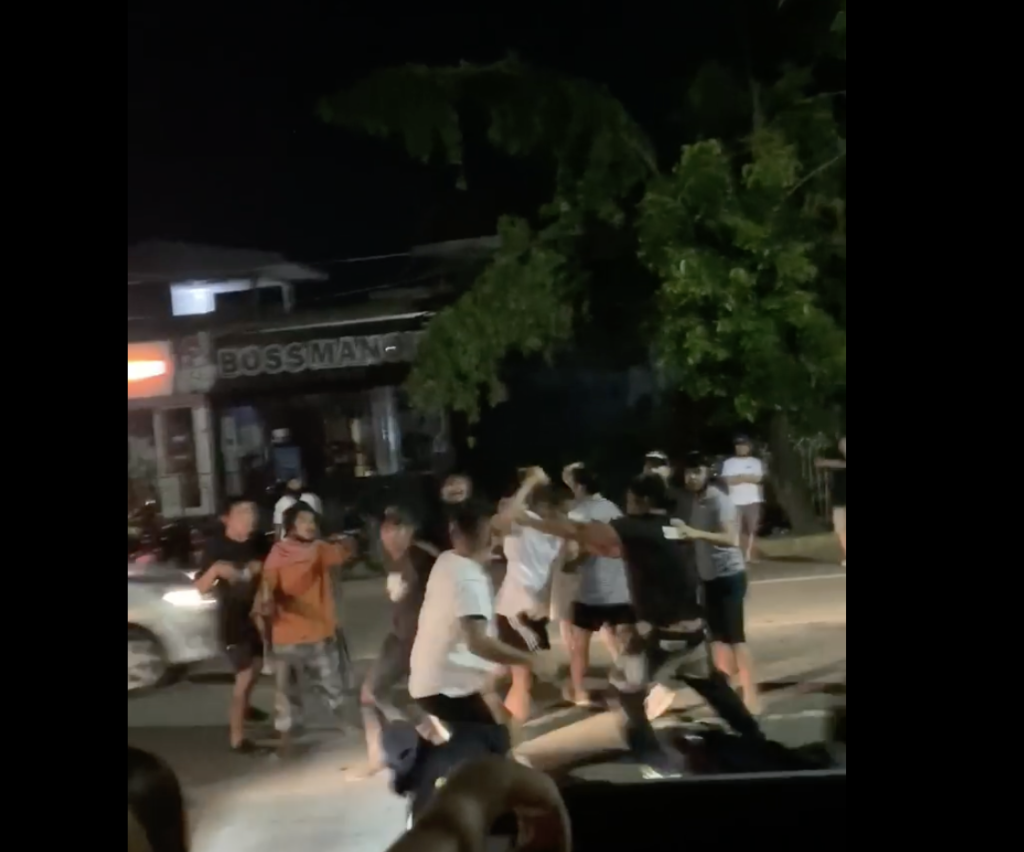 screen grab from a video on the late night brawl outside a bar in Lahug, Cebu City.