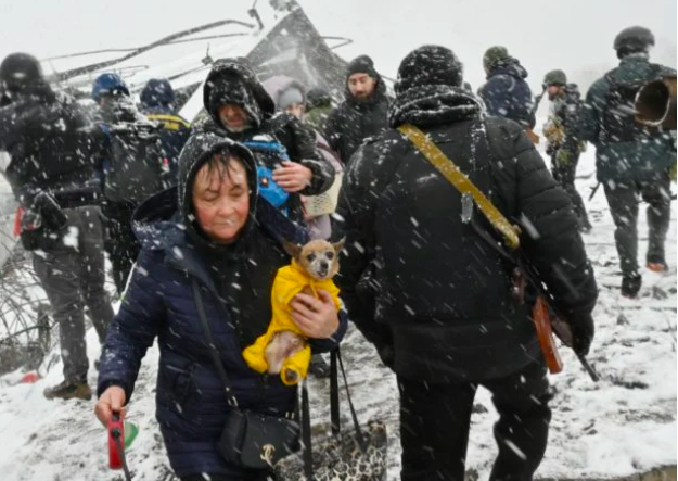 RENAUD, JOURNALIST, KILLED IN IRPIN. In photo is a woman carrying her dog during the evacuation by civilians of the city of Irpin, northwest of Kyiv, on March 8, 2022. More than two million people have fled Ukraine since Russia launched its full-scale invasion less than two weeks ago, the United Nations said on March 8, 2022. (AFP)