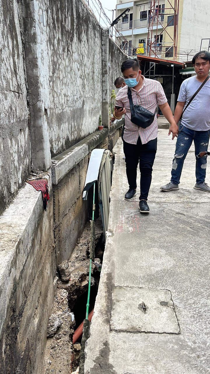 Cebu City Mayor Michael Rama leads a team to inspect Sitio Sindulan, Barangay Mabolo this city this morning, April 8, to find out the situation there  as a coming tropical depression is expected to bring more rains in Cebu. | Delta Dyrecka Letigio