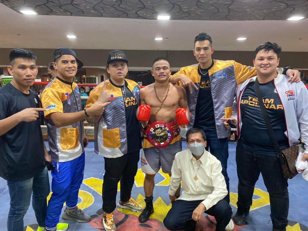 Pete Apolinar (middle) poses with his team from Omega Boxing Gym after winning a 10th round knockout against Jhunriel Ramonal. | Omega Boxing Gym photo