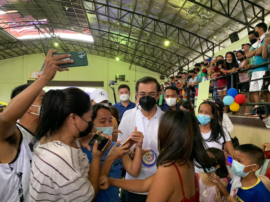 Mayor Francisco "Isko" Moreno-Domagoso meets the youth in Aloguinsan town in southwestern Cebu during his campaign tour today, April 9. | Delta Dyrecka Letigio