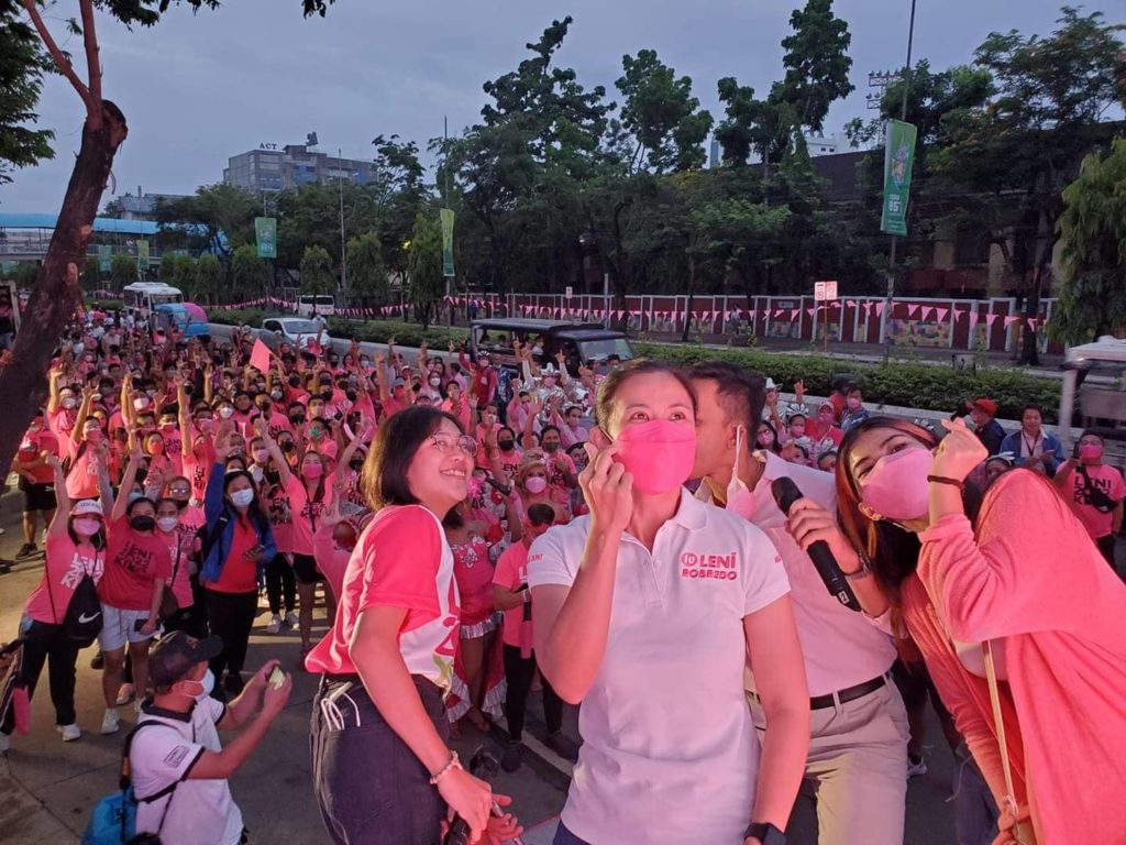 Aika Robredo, daughter of presidential candidate and Vice President Leni Robredo, poses with supporters this morning, April 9, before the start of the AikaSadya sa Sugbo, a family fun walk supporting the candidacy of Vice President Robredo, at Osmeña Boulevard in Cebu City. | Jewil Anne Tabiolo