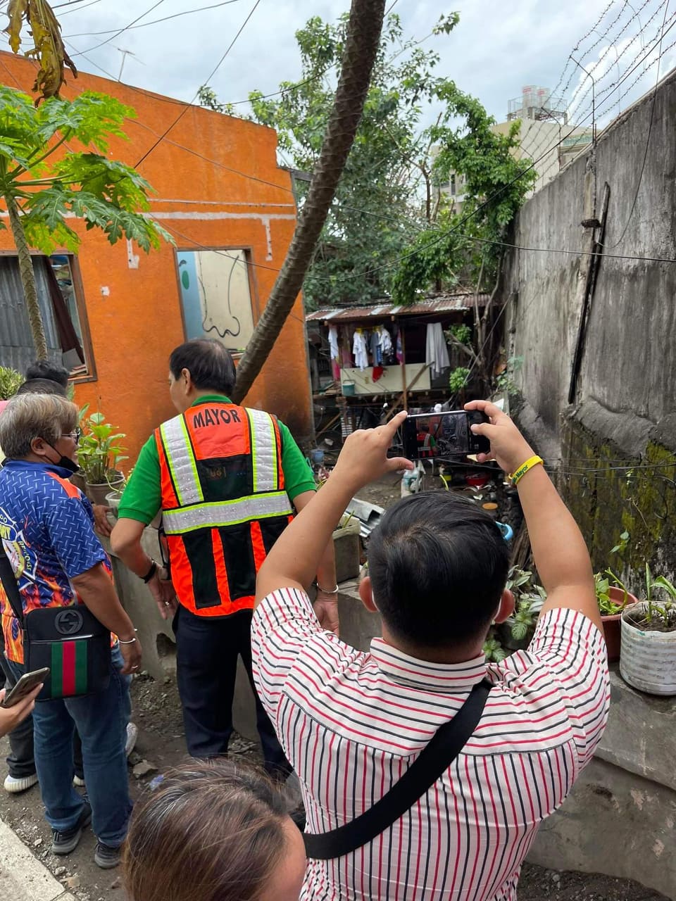 Cebu City Mayor Michael Rama inspects Sitio Sindulan in Barangay Mabolo this morning, April 8, to find out of the flood threats in this city barangay with more rains expected in the coming days in the city with a tropical depression on the way. | Delta Dyrecka Letigio