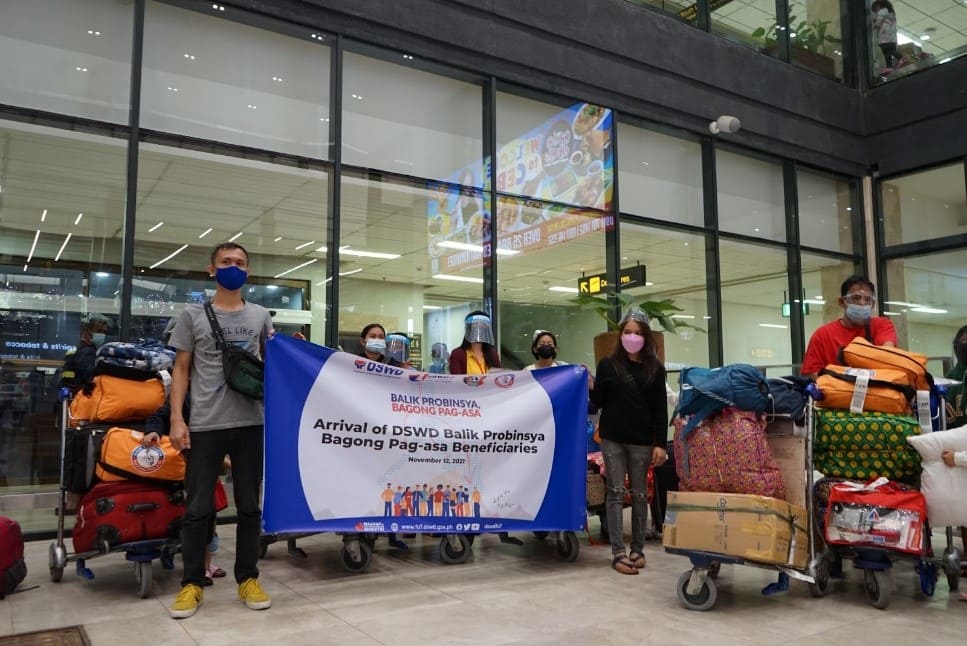 BALIK PROBINSYA PROGRAM TO BENEFIT MORE FAMILIES IN CV. Some of the families that benefited from the Balik Probinsiya program of the DSWD-7 arrive at their destination. | DSWD-7 photo