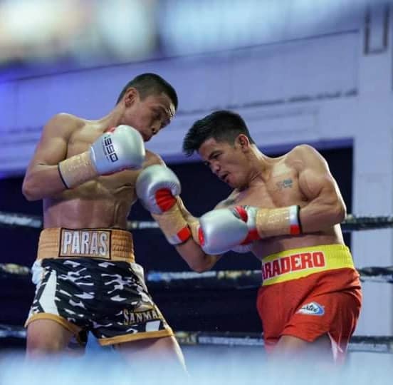 Paradero, Paras fight a draw. Vince Paras (left) and Robert Paradero (right) exchange punches during their ten-rounder bout in Sanman Bubble IX last Tuesday, April 26, in General Santos City. | Photo from Sanman Promotions Facebook page.