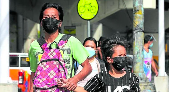 Alert Leve 1: More areas under this status in the country.  FILE PHOTO: People pass by the sidewalk of EDSA-Kamias with and without face shields in Quezon City on November 16, 2021.  INQUIRER/NINO JESUS ORBETA