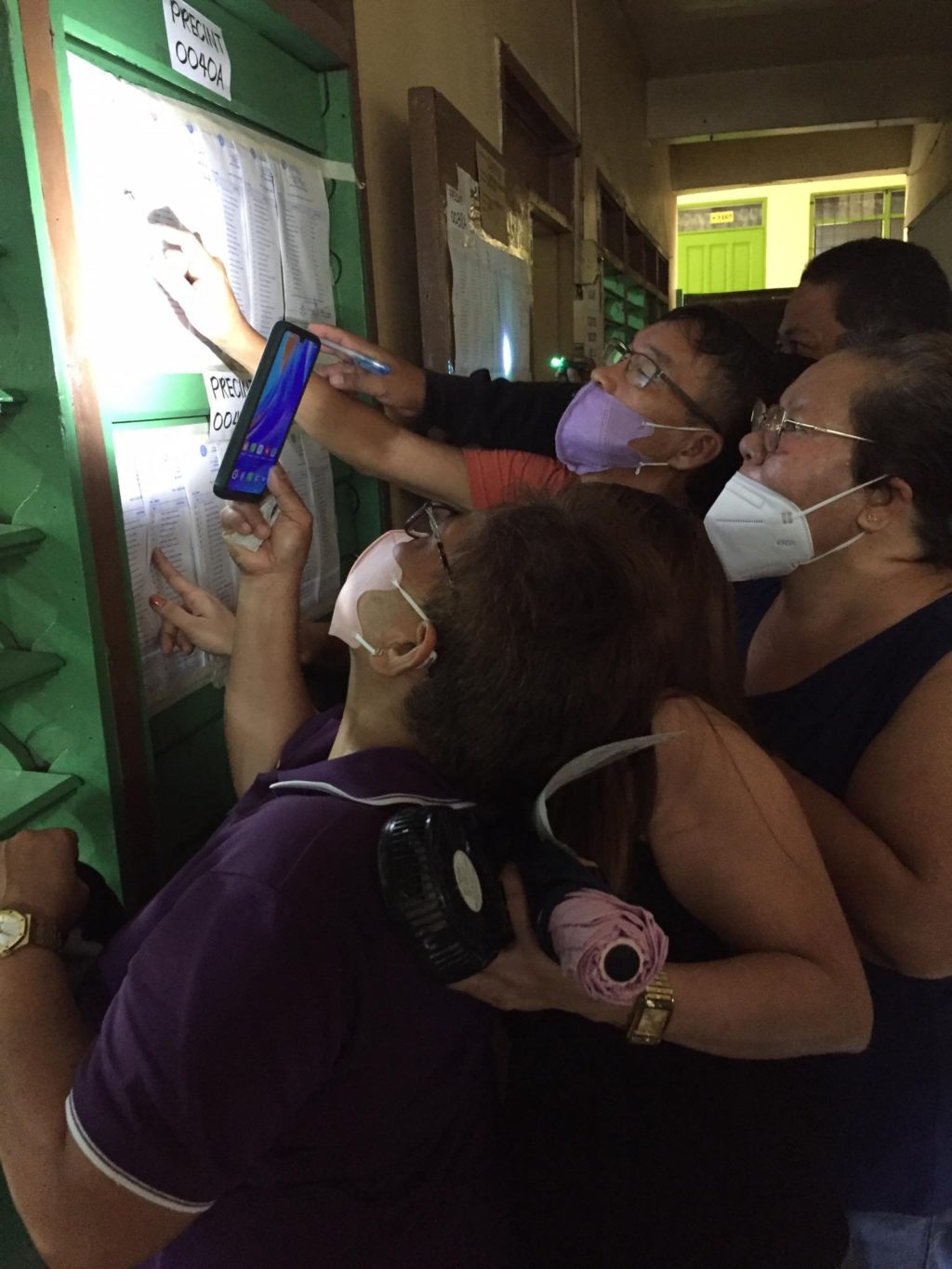 Missing names, traffic congestion mar first few hours of voting. In photo are Voters at the Mandaue City Central School look for their names from the voter's list. | Doris C. Bongcac