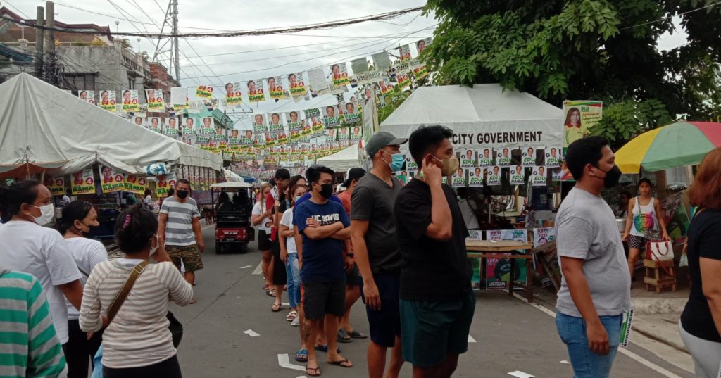 LOOK: Missing names, traffic congestion reported during first few hours of voting. In photo are People wait to enter the San Nicolas Elementary School in Cebu City. | Paul Lauro