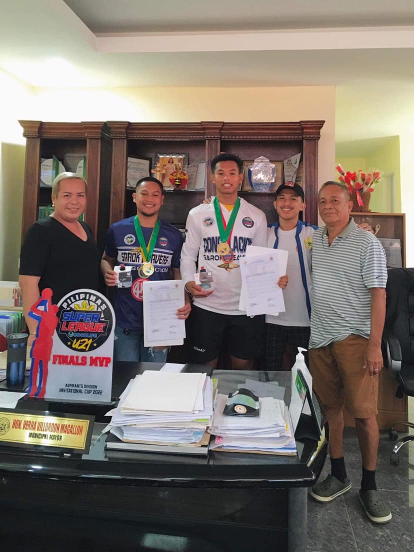 Divine Sarmiento, Alegria Tourism Officer, leads Alegria town officials in welcoming Kareem Alocillo, Consolacion Sarok Weavers head coach; and Rojan Montemayor, Finals MVP; during Alocillo and Rojan's visit at the Municipal Hall. The other town officials are Kim Marie Leguiz, SK Federation head, and Emelio Cabañero, outgoing town councilor. | Contributed Photo