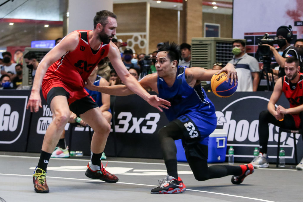 CEBU CHOOKS LOSES TO UB OF SERBIA. Cebuano Mac Tallo attempts to do a crossover as he tries to beat the defense of a player from UB of Serbia in their match of the ongoing 2022 Chooks-to-Go FIBA 3x3 World Tour Manila Masters. | Photo from Chooks Pilipinas Media Bureau