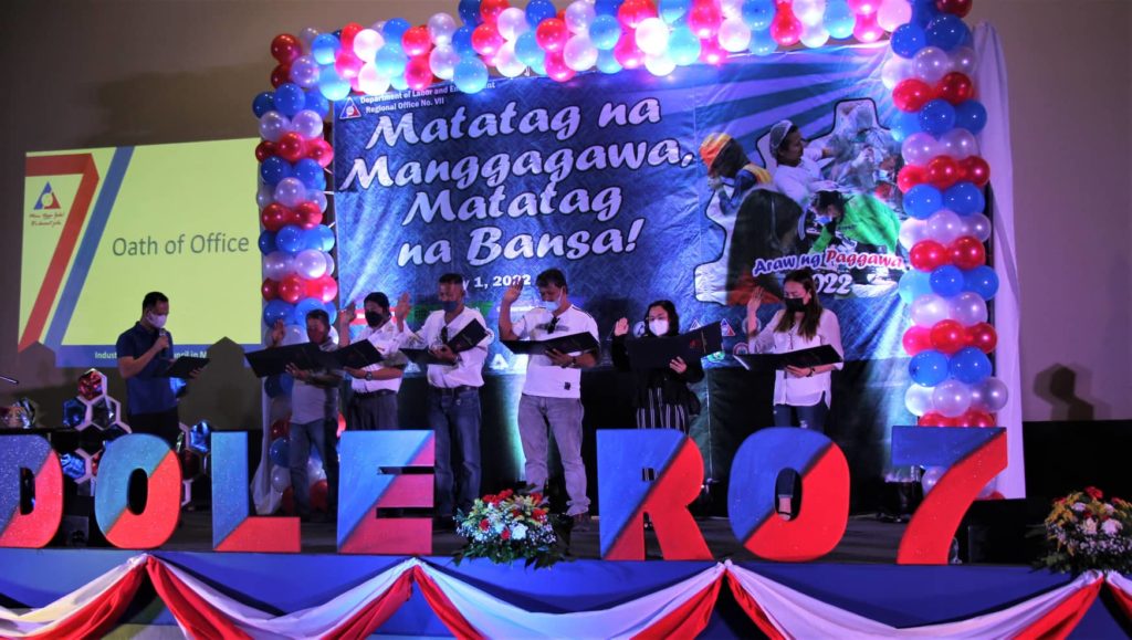 DOLE-7 Undersecretary Victor del Rosario inducts the board of trustees for labor and management during the Labor Day celebration of DOLE-7 at SM City Cebu. | Contributed photo