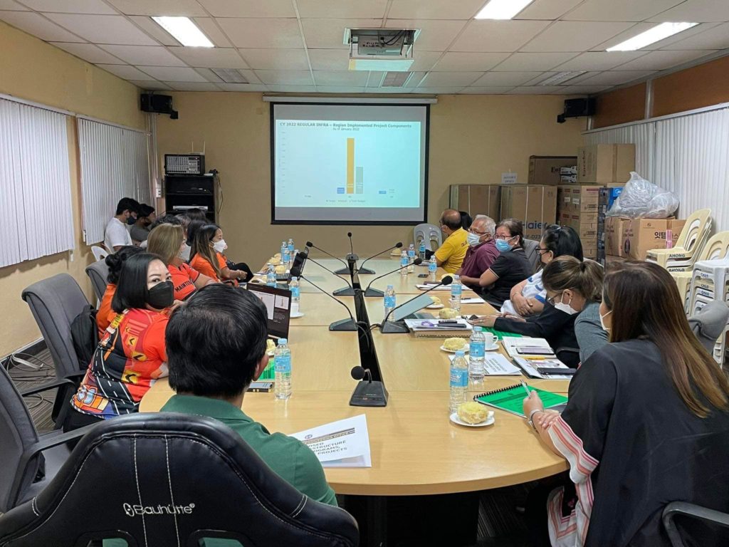 INFRA PROJECTS TOP CHAN'S TO-DO LIST. Lapu-Lapu City Mayor Junard Chan (back to camera) meets with Public Works and Highways representatives to discuss priority projects of his administration for 2023. | Futch Anthony Inso