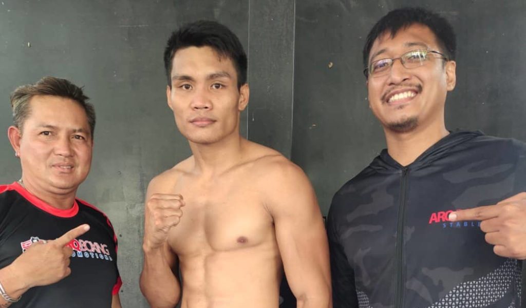 WENCESLAO JOINS ARQ BOXING STABLE. ARQ Boxing Stable's chief trainer Eldo Cortes (left) and ARQ Sports strength and conditioning trainer Roger Justine Potot (right) pose with Rodel Wenceslao (center). | Contributed Photo.
