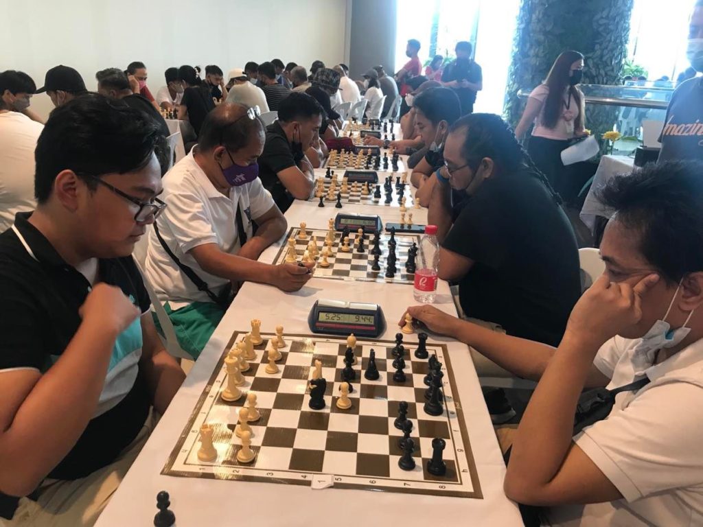 National Master (NM) Merben Roque (right) and Jave Mareck Peteros (left) during their match in board one of the Prexy Jerry's Birthday Individual Chess Tournament last Sunday at the Barracks Chess Club in Robinsons Galleria Cebu. |