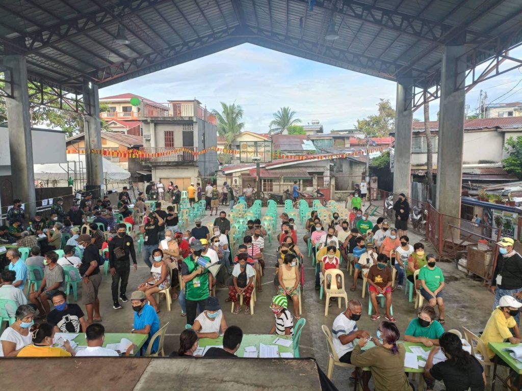 OSCA head: 88,227 senior citizens in Cebu City to receive P2,000 cash aid. In photo are senior citizens of Barangay Basak San Nicolas claiming their aid in May this year. 