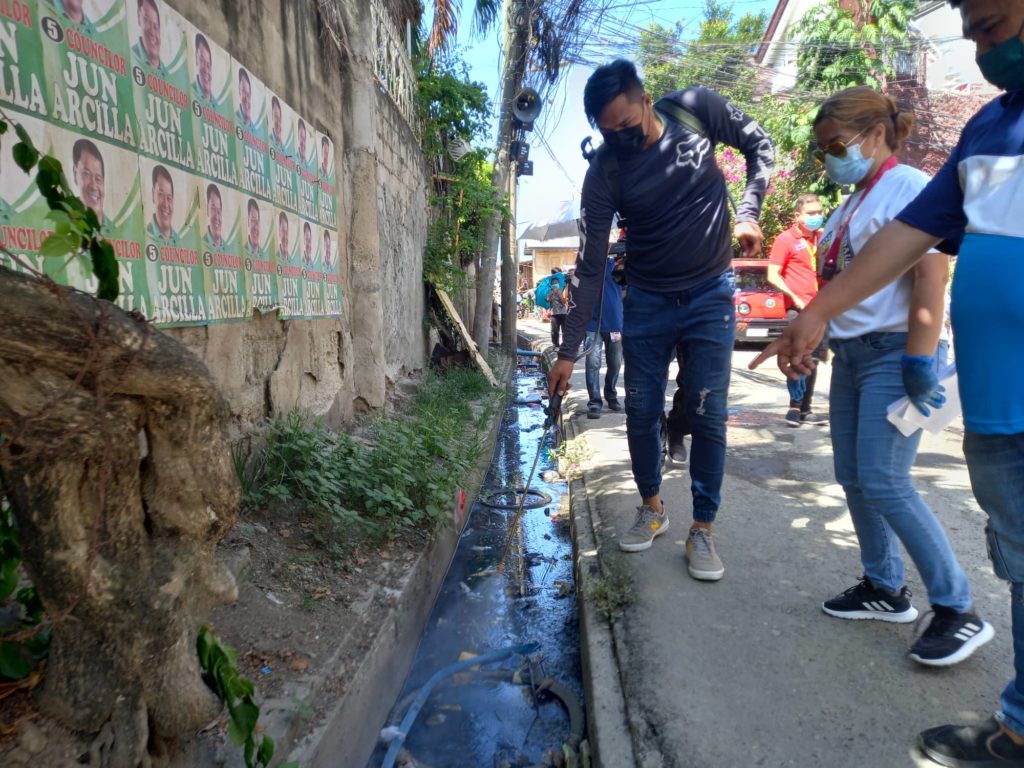 MANDAUE CHO DENGUE DRIVE. The Mandaue CHO or City Health Office has started their campaign against dengue with misting in barangays and information drive. In photo are CHO personnel conducting misting in Barangay Mantuyong, Mandaue City today, May 21.| Mary Rose Sagarino