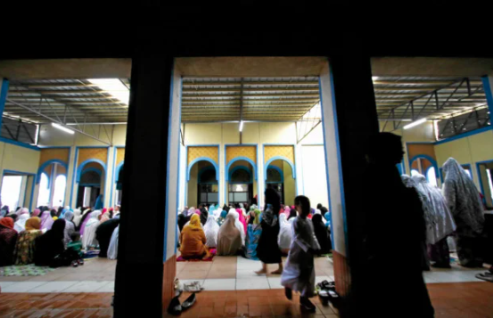MAY 3, EID'R FITR, A REGULAR HOLIDAY. INQUIRER FILE PHOTO / Muslim faithful gather to offer morning prayer for celebration of Eid’l Fitr or the end of the Islamic holy month of fasting, Ramadan at the Blue Mosque in Maharlika Village, Taguig City. INQUIRER PHOTO /