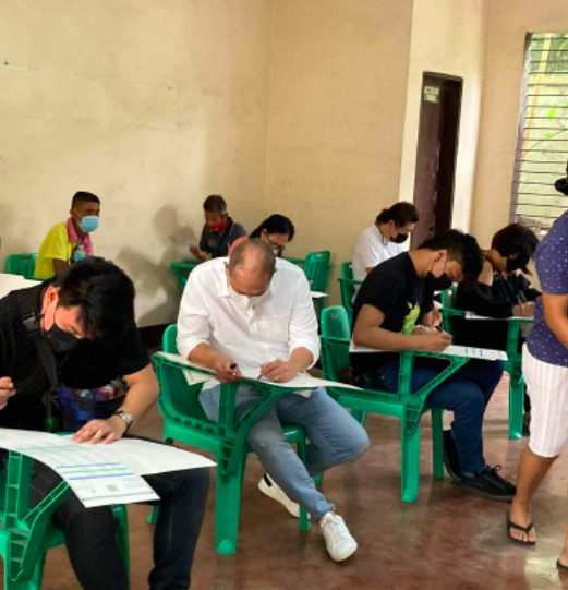 Councilor Franklyn Ong, BOPK candidate for vice mayor, cast his vote at the Mabolo National High School this morning. | Wenilyn Sabelo