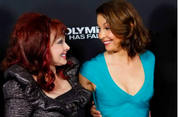 Ashley Judd (R) and her mother Naomi Judd arrive at the premiere of the movie “Olympus Has Fallen” at the ArcLight Cinema in Hollywood, California, March 18, 2013. Image: Reuters/Patrick Fallon