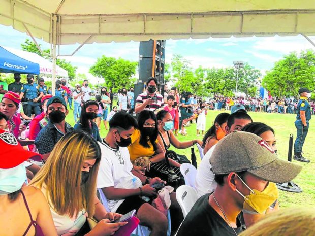 Photo of people wearing face masks for story: DILG policy on mask to prevail in Cebu – PNP