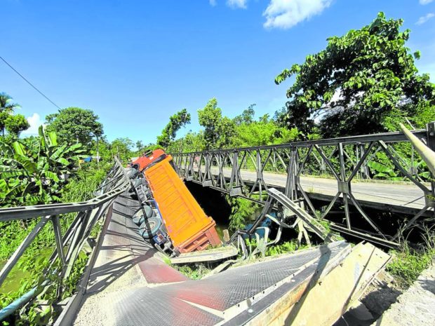 Photo of the collapsed Catigbian bridge for story:Bohol folk worry over stability of aging bridges