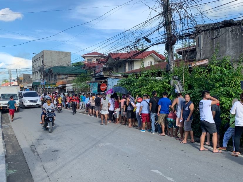 Photo showing long queue of people for story: Long queues greet Odette victims in Cebu City