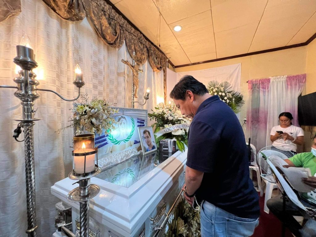 Lapu-Lapu City Mayor Junard "Ahong" Chan visits the wake of Stephen Corilla, the worker who died in a Mandaue factory, in Corilla's house in Seawage, Barangay Pusok, Lapu-Lapu City. | Lapu-Lapu Mayor Junard Chan FB page