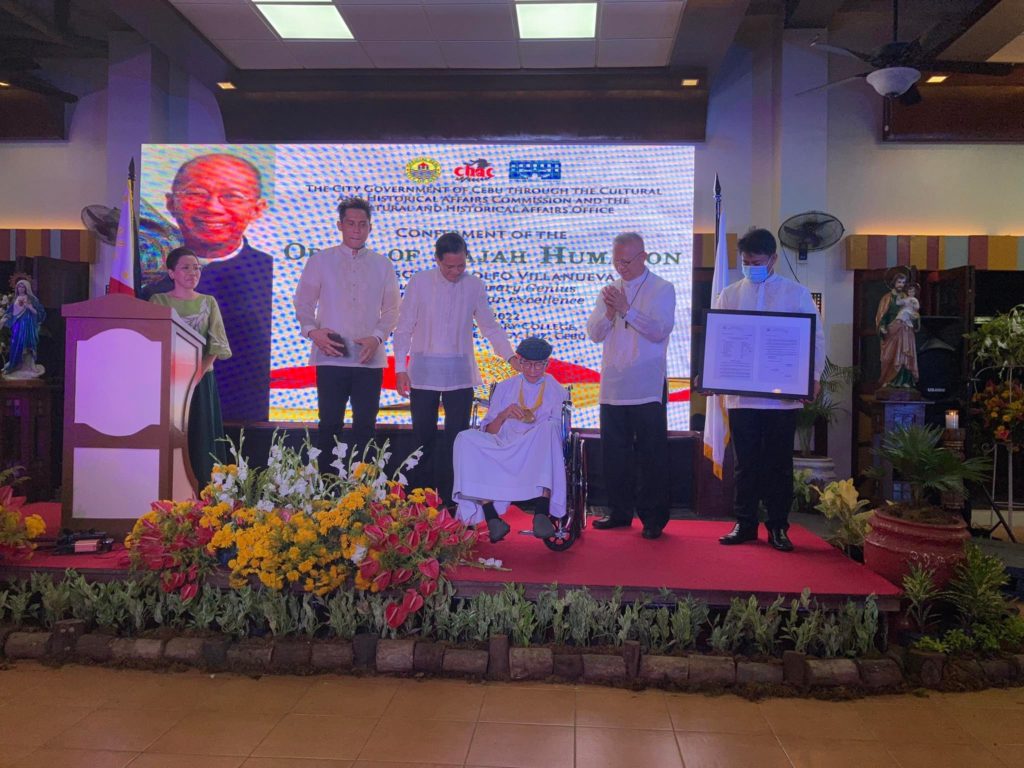 Msgr. Rudy Villanueva (4th from left) is conferred by the Cebu City government the Order of Rajah Humabon award for his outstanding achievement in the arts, music and literature. | Wenilyn Sabalo