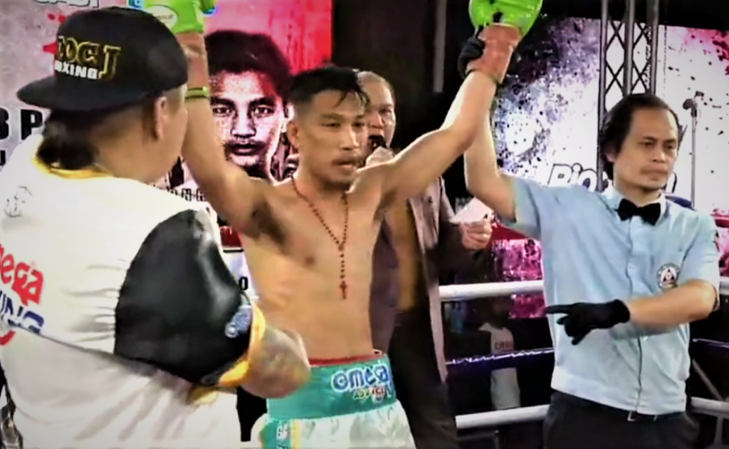 Mark Vicelles celebrates after defeating Jaysever Abcede in the main event of Kumbati 13 on Friday at the Parkmall in Mandaue City. | Screen grab from the livestream.