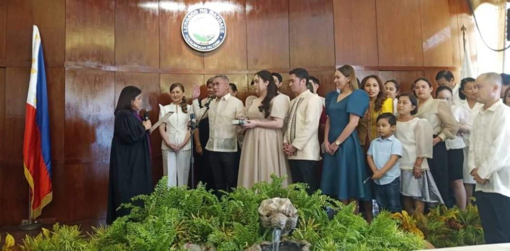 The elected councilors of Team Mandaue also take their oath of office today, June 27, at the Mandaue city hall. | Mary Rose Sagarino 