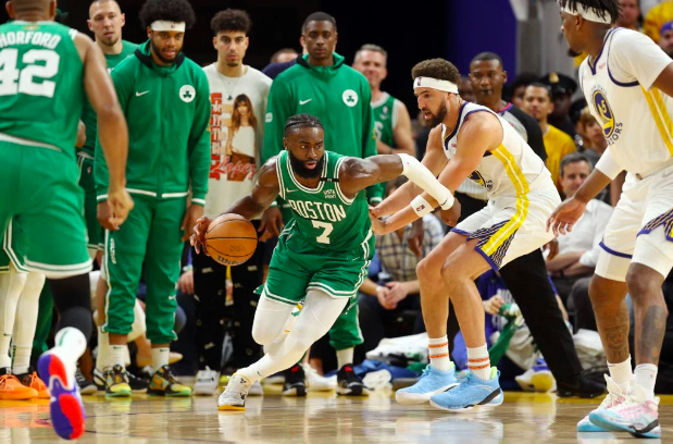  Jaylen Brown #7 of the Boston Celtics dribbles against Klay Thompson #11 of the Golden State Warriors during the fourth quarter in Game One of the 2022 NBA Finals at Chase Center on June 02, 2022 in San Francisco, California. Ezra Shaw/Getty Images/AFP 