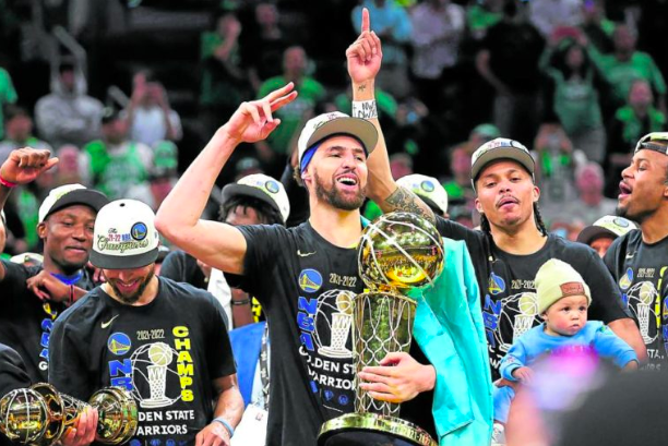 Stephen Curry and Klay Thompson of the Golden State Warriors celebrate after defeating the Boston Celtics 103-90 in Game Six of the 2022 NBA Finals at TD Garden on June 16, 2022 in Boston, Massachusetts.  (Getty Images/AFP)