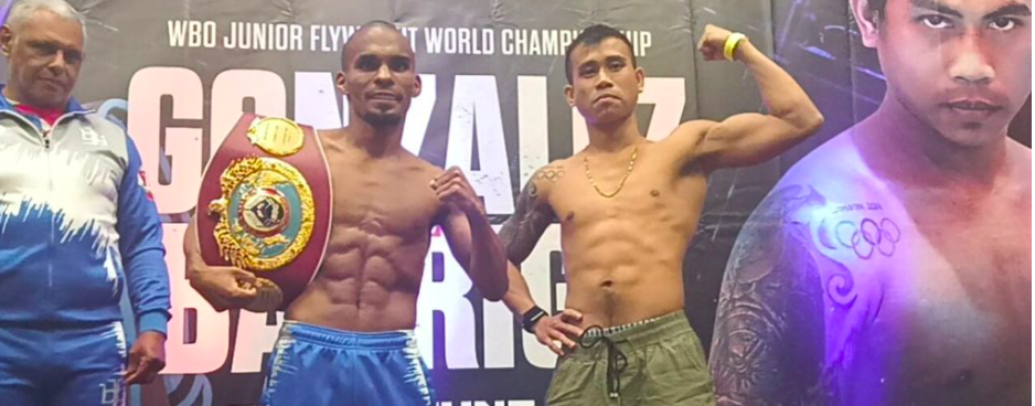 Jonathan Gonzales (left) and Mark Anthony Barriga (right) pose for photos after making weight for their world title bout in Florida, USA. | Photo from Barriga's Facebook page