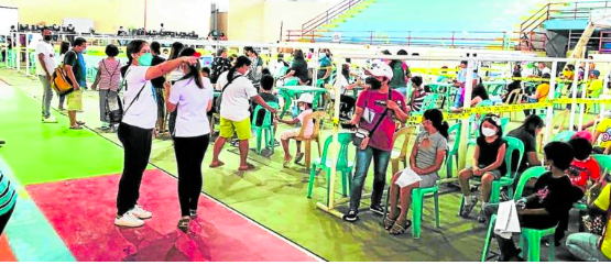 BETTER SAFE THAN SICK People inside a gymnasium in Minglanilla town in Cebu wear face masks although the province has made it optional. —MARY GRACE OBERES
