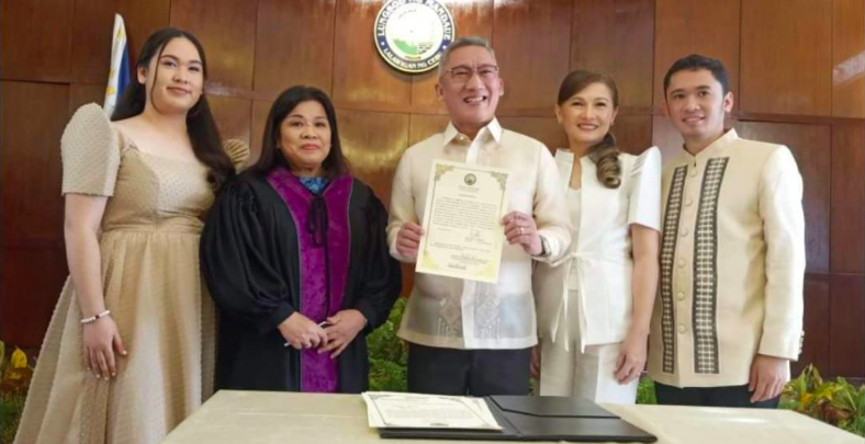 Mayor Jonas Cortes, who is accompanied by his family, takes his oath of office at the session hall of the Mandaue city hall today, June 27. | Mary Rose Sagarino