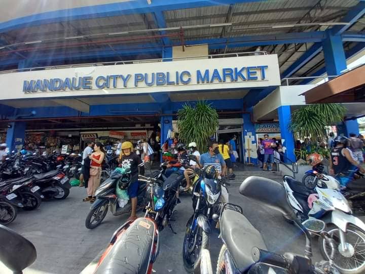 This is the facade of the Mandaue City Public Market, whose market head plans to go into online selling to help market vendors improve their sales. | Mary Rose Sagarino