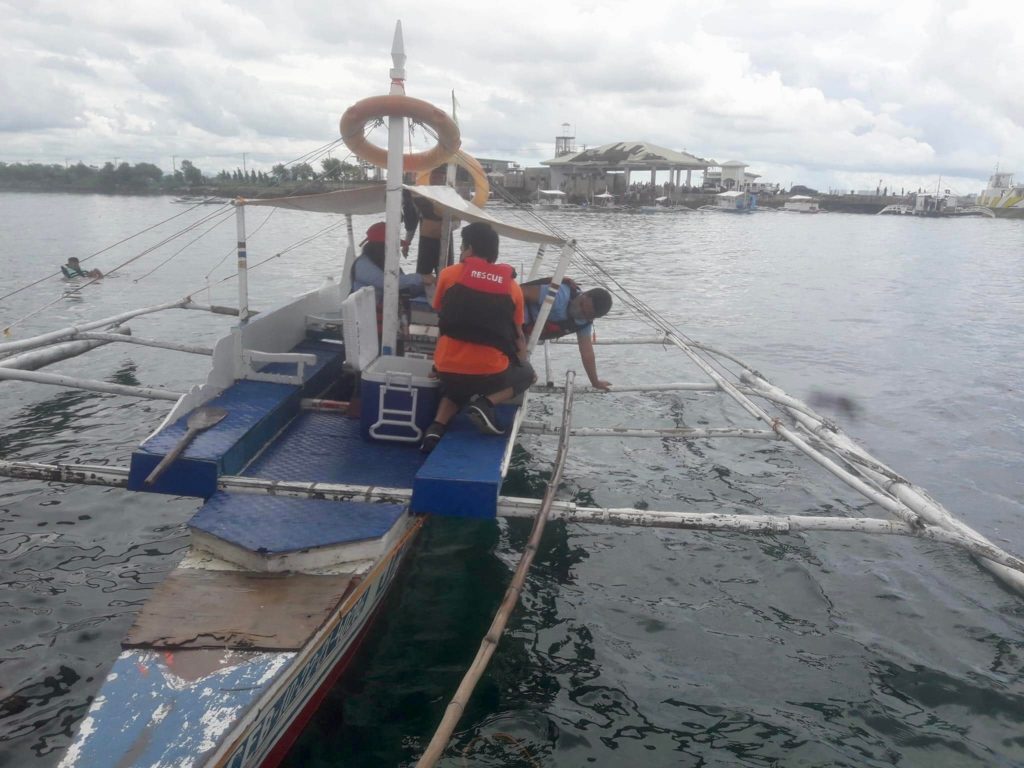 DOH-7: Avoid swimming in Catarman, Cordova waters. In photo is the DENR-7 testing seawater of Cordova town. Personnel of the Department of Environment and Natural Resources in Central Visayas (DENR-7) have taken water samples in the beaches of Cordova town to make sure that seawater where the floating cottages and fixed cottages are situated are safe and clean. | Photo courtesy of Cordova PIO