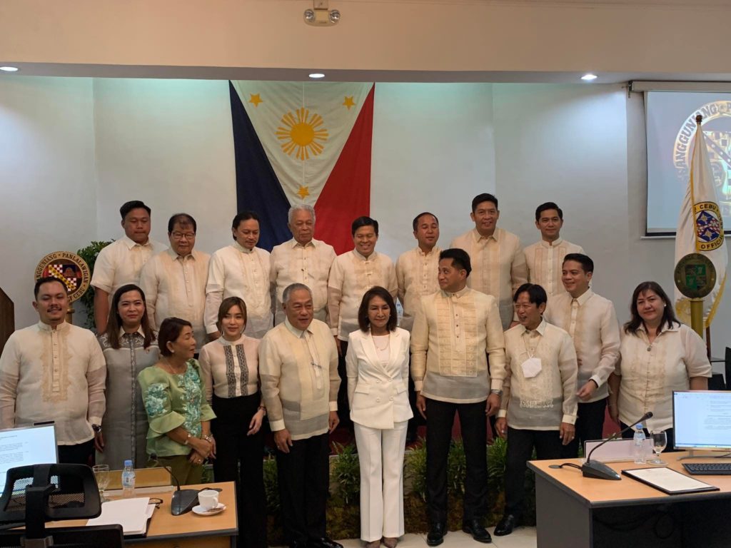 GOVERNOR GARCIA WITH PB MEMBERS. The members of the 16th Provincial Board take time out for a photo opportunity with Cebu Gov. Gwendolyn Garcia during a break in the inaugural session of the 16th PB today, July 4. | Morexette Marie B. Erram