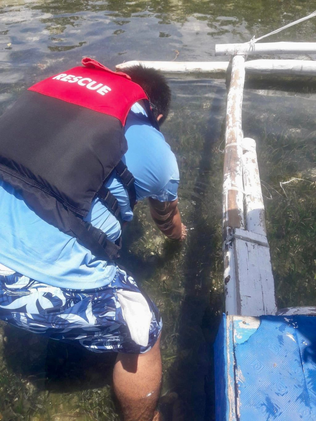 DENR-7 take seawater samples in Cordova. In photo is one of the personnel of Personnel of the Department of Environment and Natural Resources in Central Visayas (DENR-7) who is taking water samples in the beaches of Cordova town to make sure that seawater where the floating cottages and fixed cottages are situated are safe and clean. | Photo courtesy of Cordova PIO