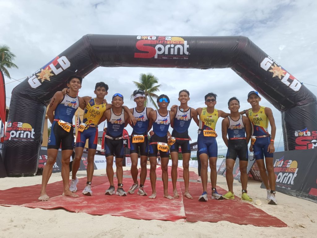 Triathletes from Cebu rule Bohol triathlon. Andrew Kim Remolino (fifth from left), is joined by his teammates from the TLTG-Go For Gold after they ruled the top 10 of the Go For Gold Sprint Triathlon race in Panglao, Island in Bohol Province today, July 10. | Glendale G. Rosal